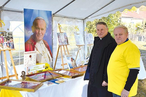 Pamiątki po papieżu Polaku przyciągnęły mnóstwo wiernych i ks. Jerzego Czernala, poprzedniego proboszcza.