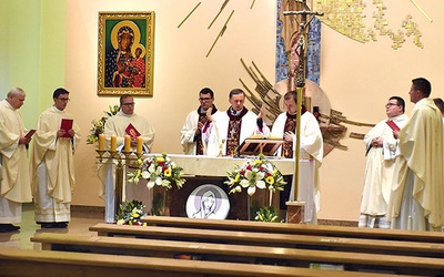 Kapłani przy seminaryjnym ołtarzu z bp. Adamem.
