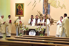 Kapłani przy seminaryjnym ołtarzu z bp. Adamem.