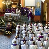 Mszy pogrzebowej 10 października przewodniczył bp Edward Dajczak. Obrzędy na cmentarzu poprowadził bp Paweł Cieślik.