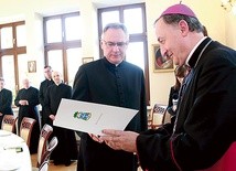 Nominację na prepozyta odbiera ks. Wiesław Piotrowski, kustosz bazyliki.