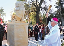 Lwa z piaskowca poświęcił bp Andrzej Siemieniewski.