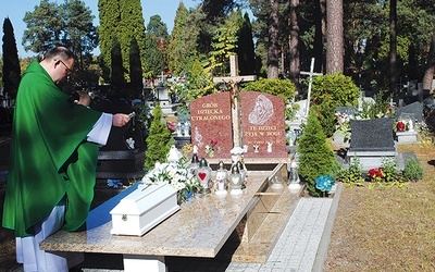 ▲	Białą trumienkę złożono do grobu na cmentarzu komunalnym.