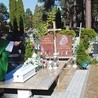 ▲	Białą trumienkę złożono do grobu na cmentarzu komunalnym.