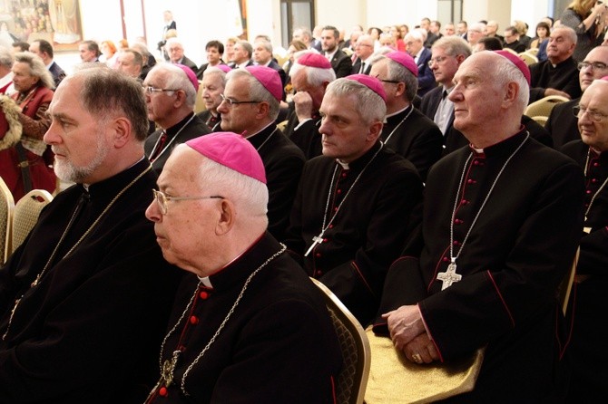 Wernisaż wystawy "Nasz Papież" i prezentacja papieskiego znaczka