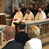 Abp Wiktor Skworc przy grobie Jana Pawła razem z parą prezydencką 