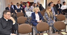 Ks. kan. Zbiegniew Sajewski i uczestnicy części sympozjalnej Kongresu Rodzin