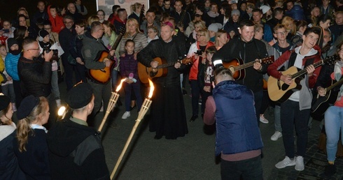 Wśród gitarzystów był bp Piotr Turzyński