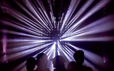 Osoby zwiedzające instalację przygotowaną na wystawę w ramach Signal Festival.
11.10.2018 Praga, Czechy