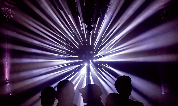 Osoby zwiedzające instalację przygotowaną na wystawę w ramach Signal Festival.
11.10.2018 Praga, Czechy