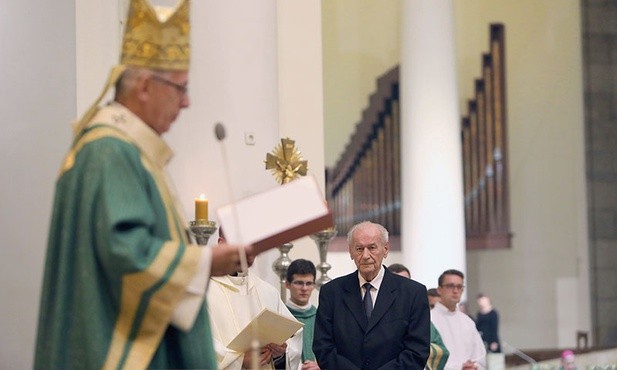 Nagrodę Lux ex Silesia prof. Mieczysławowi Chorążemu wręczył metropolita katowicki abp Wiktor Skworc.