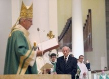 Nagrodę Lux ex Silesia prof. Mieczysławowi Chorążemu wręczył metropolita katowicki abp Wiktor Skworc.