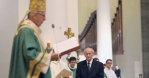 Nagrodę Lux ex Silesia prof. Mieczysławowi Chorążemu wręczył metropolita katowicki abp Wiktor Skworc.