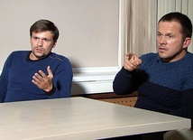 Mężczyźni oskarżani o zamach na Skripalów, ukrywający się pod fałszywymi nazwiskami: Rusłan Boszyrow (z lewej) i Aleksander Pietrow.