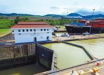 Kanał Panamski to wyjątkowa konstrukcja. Różnice poziomów pomiędzy oceanami wyrównują śluzy. Na zdjęciu śluza Miraflores.