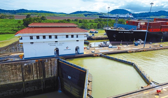 Kanał Panamski to wyjątkowa konstrukcja. Różnice poziomów pomiędzy oceanami wyrównują śluzy. Na zdjęciu śluza Miraflores.