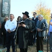 Modlitwa Żydów na cmentarzu żydowskim w Kraśniku