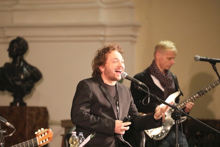 Koncert Mietka Szcześniaka w ewangelickim kościele Jezusowym