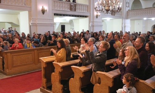 Publiczność owacją dziękowała za wyśpiewany przez Mietka Szcześniaka wiersz ks. Twardowskiego "Dziękuję za wszystko"