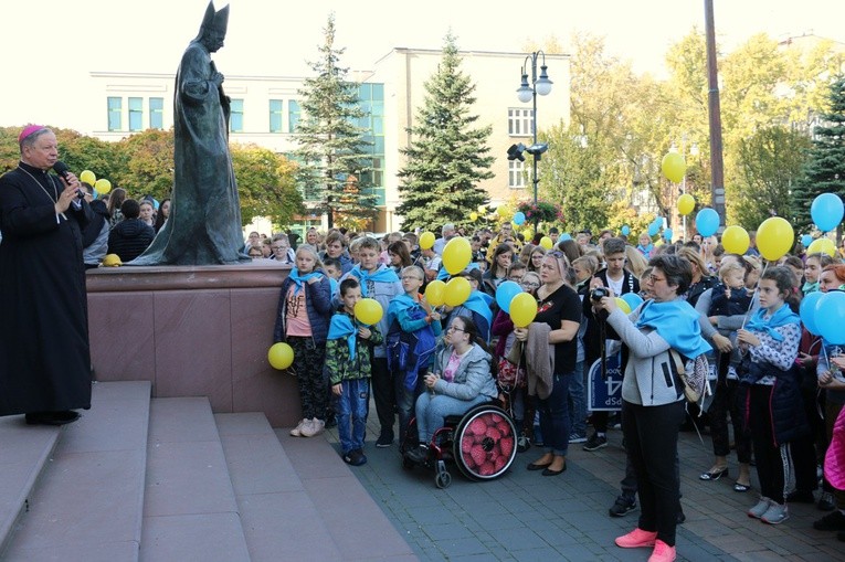 Z uczestnikami marszu przed katedrą spotkał się bp Henryk Tomasik