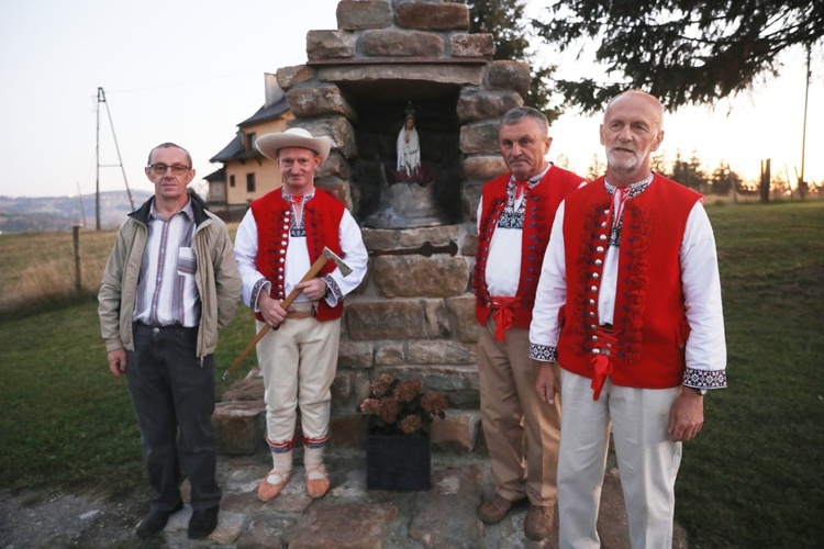 Poświęcenie odbudowanego po pożarze kościoła na Stecówce