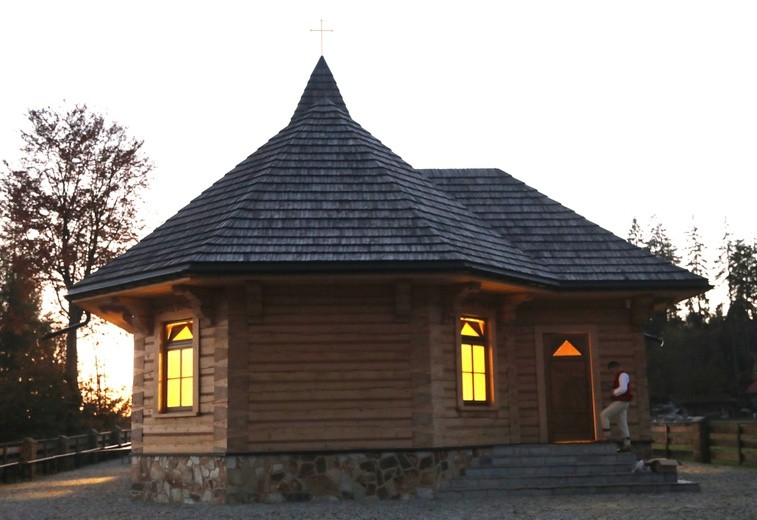 Poświęcenie odbudowanego po pożarze kościoła na Stecówce