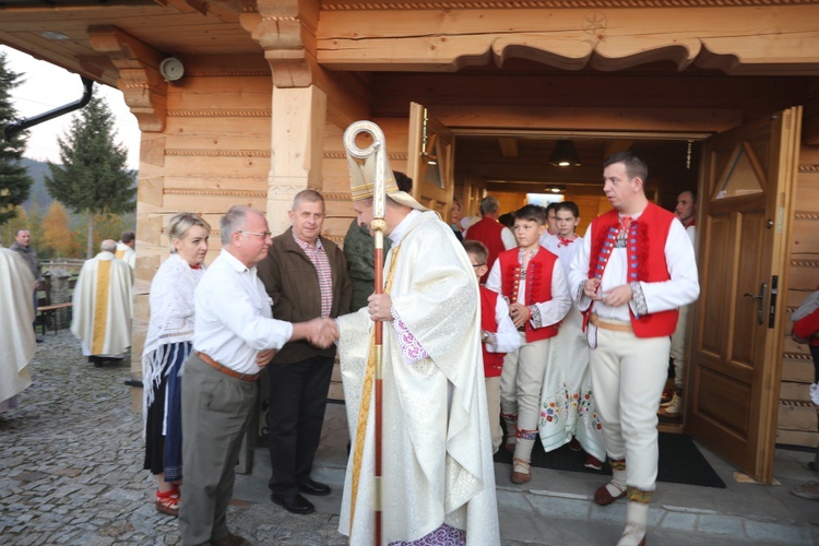 Poświęcenie odbudowanego po pożarze kościoła na Stecówce