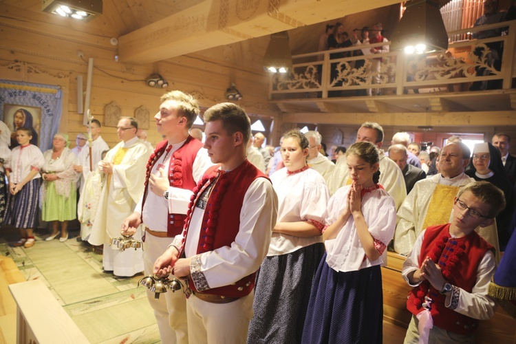 Poświęcenie odbudowanego po pożarze kościoła na Stecówce