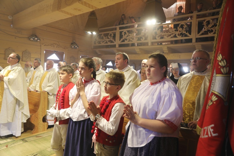 Poświęcenie odbudowanego po pożarze kościoła na Stecówce