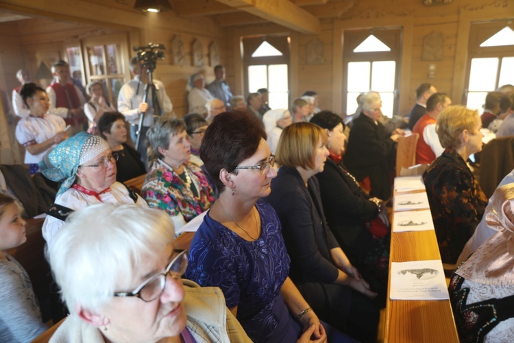 Poświęcenie odbudowanego po pożarze kościoła na Stecówce