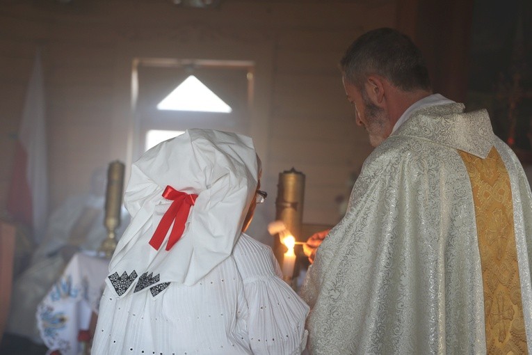 Poświęcenie odbudowanego po pożarze kościoła na Stecówce