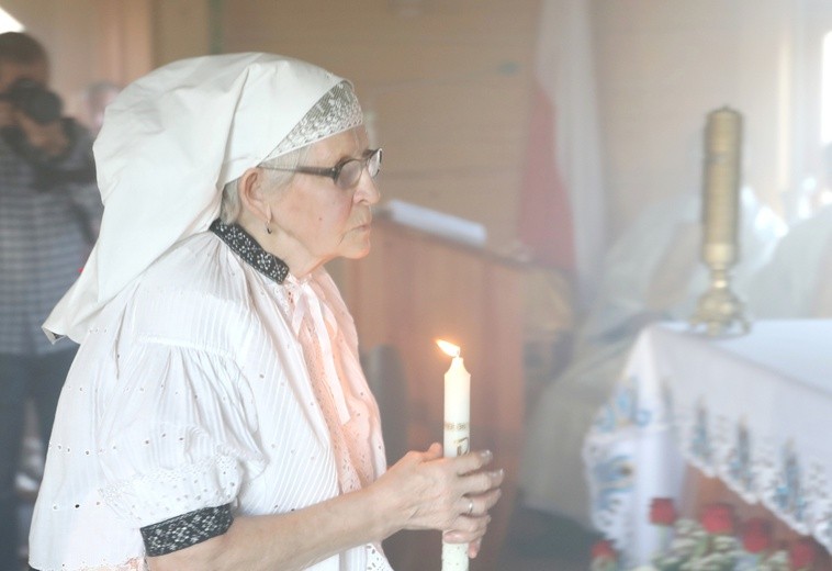 Poświęcenie odbudowanego po pożarze kościoła na Stecówce