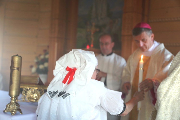 Poświęcenie odbudowanego po pożarze kościoła na Stecówce