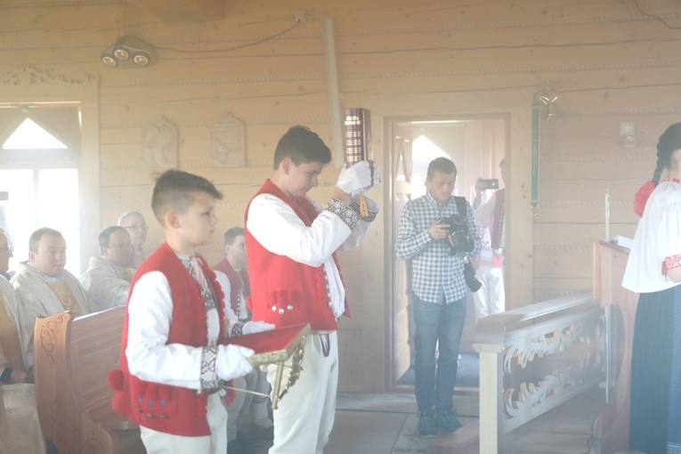 Poświęcenie odbudowanego po pożarze kościoła na Stecówce