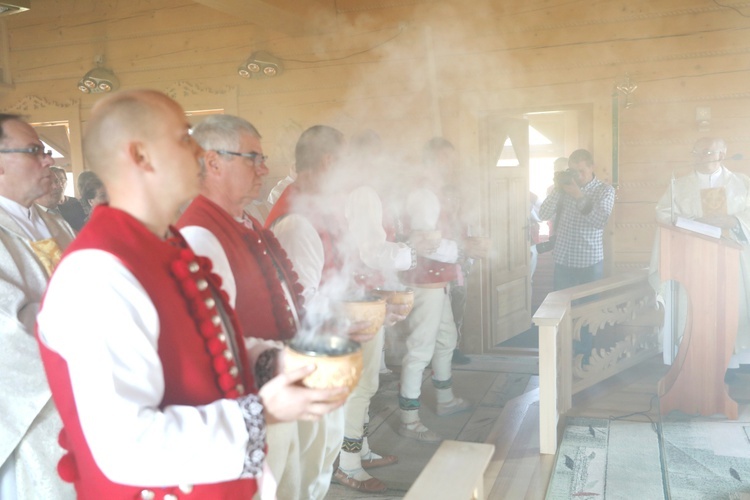 Poświęcenie odbudowanego po pożarze kościoła na Stecówce