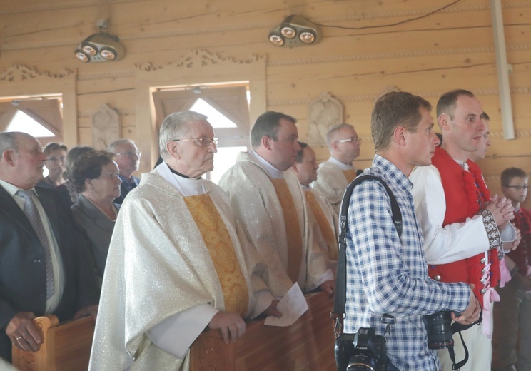 Poświęcenie odbudowanego po pożarze kościoła na Stecówce