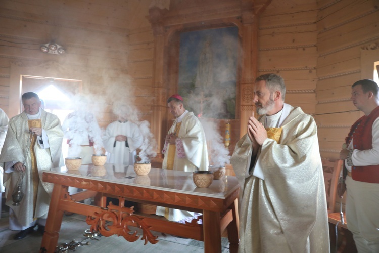 Poświęcenie odbudowanego po pożarze kościoła na Stecówce