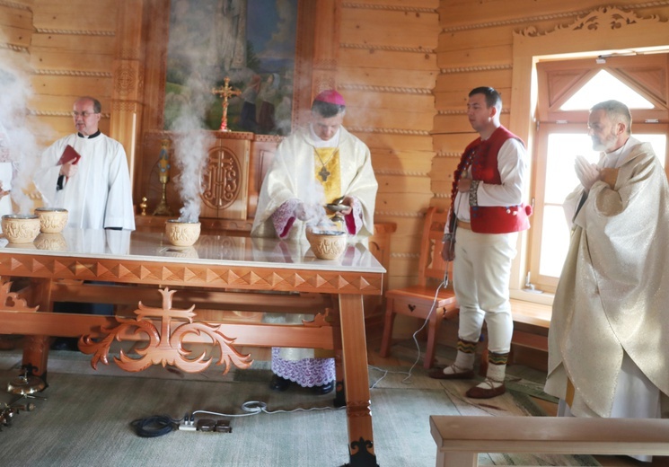 Poświęcenie odbudowanego po pożarze kościoła na Stecówce