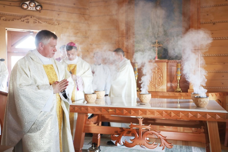 Poświęcenie odbudowanego po pożarze kościoła na Stecówce