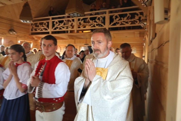 Poświęcenie odbudowanego po pożarze kościoła na Stecówce