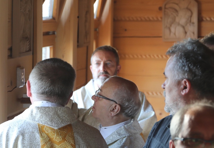 Poświęcenie odbudowanego po pożarze kościoła na Stecówce