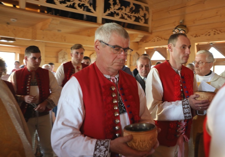 Poświęcenie odbudowanego po pożarze kościoła na Stecówce