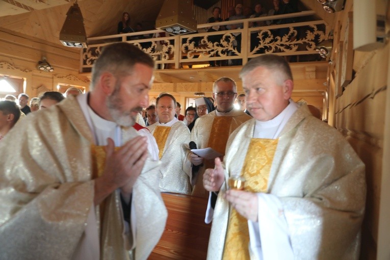 Poświęcenie odbudowanego po pożarze kościoła na Stecówce