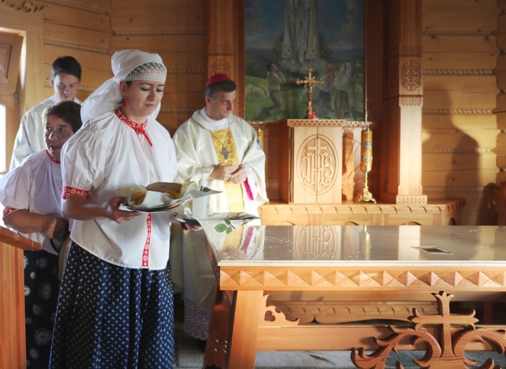 Poświęcenie odbudowanego po pożarze kościoła na Stecówce