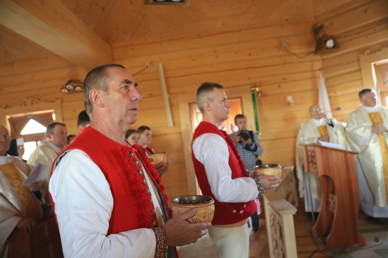 Poświęcenie odbudowanego po pożarze kościoła na Stecówce