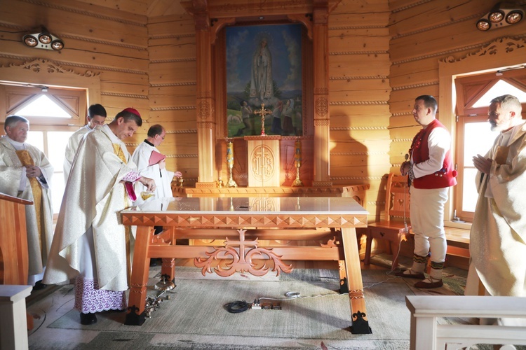 Poświęcenie odbudowanego po pożarze kościoła na Stecówce