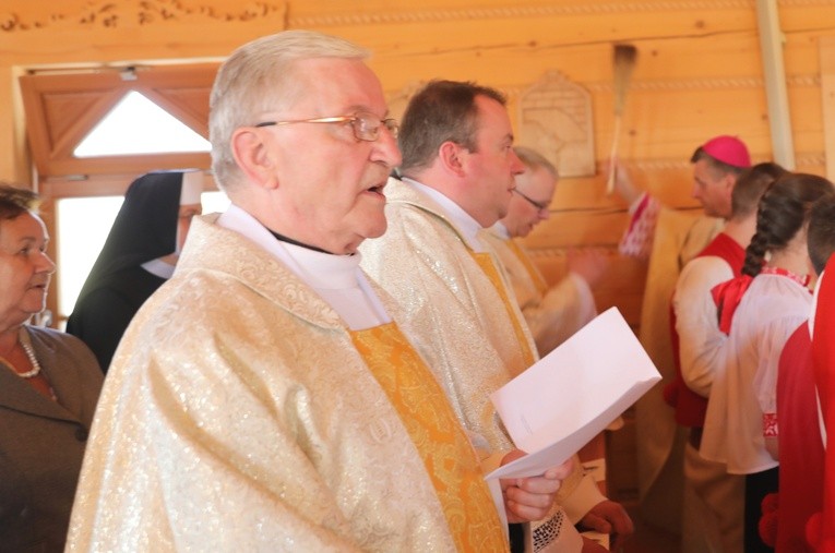 Poświęcenie odbudowanego po pożarze kościoła na Stecówce