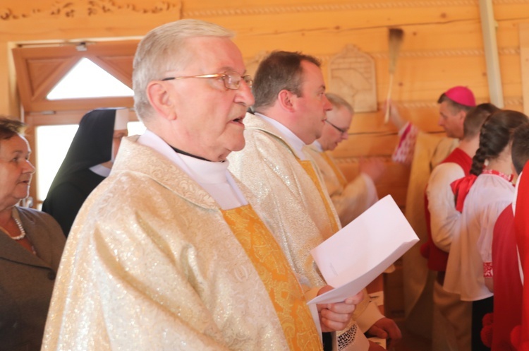 Poświęcenie odbudowanego po pożarze kościoła na Stecówce