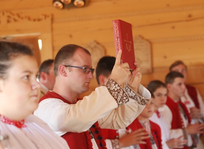 Poświęcenie odbudowanego po pożarze kościoła na Stecówce