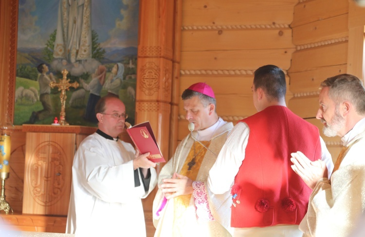 Poświęcenie odbudowanego po pożarze kościoła na Stecówce